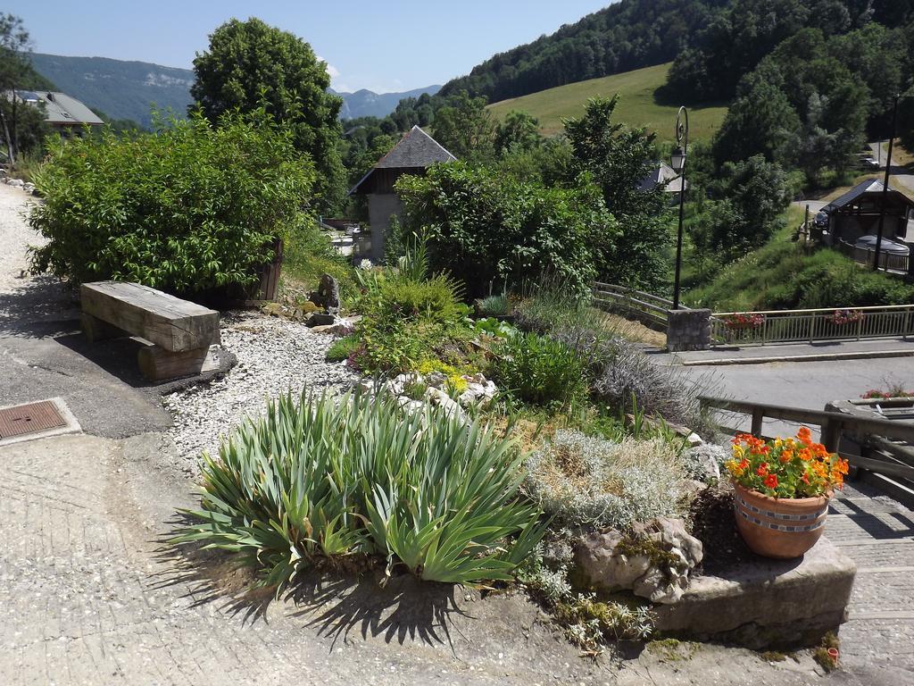 Bar Hotel Restaurant Le Margeriaz Les Déserts Exteriér fotografie